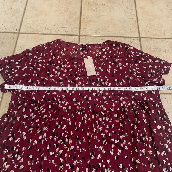 Emery Rose Burgundy Animal Print Short Sleeve Blouse 5XL NWT - Picture 2 of 6